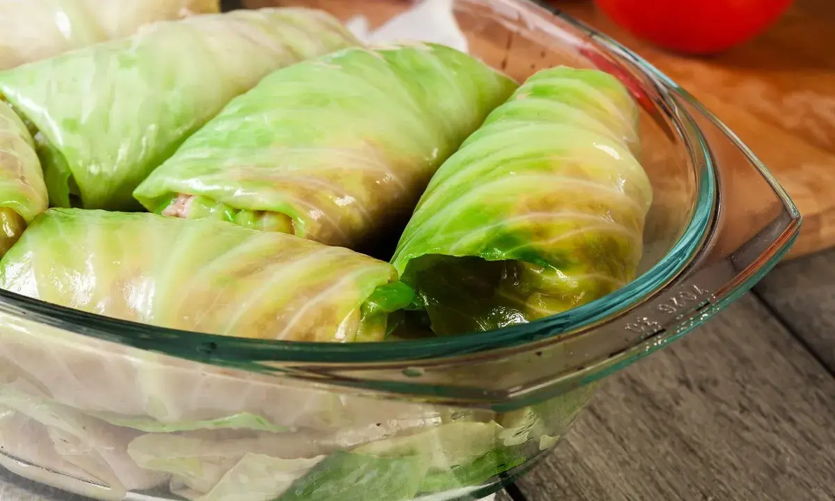 Gołąbki w naczyniu żaroodpornym, gotowe do pieczenia. Czy wiesz czemu gołąbki nazywają się gołąbki?