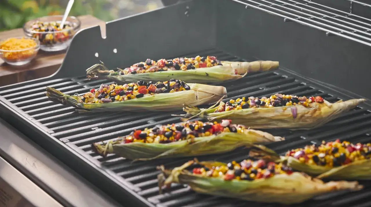 Kolby kukurydzy faszerowane fasolą, kukurydzą i pomidorami pieką się na grillu. Idealne co na grilla!
