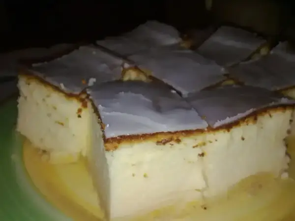 Puszysty sernik, który każdemu wychodzi, pokrojony w kostkę, z delikatną polewą. Idealny na deser.
